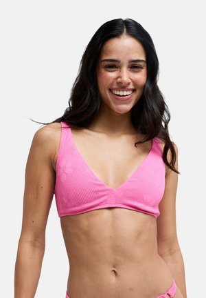 Różowy teksturowany top bikini z głębokim dekoltem w kształcie litery V, zdobiony subtelnymi kwiatowymi wzorami i szerszymi ramiączkami dla lepszego wsparcia.