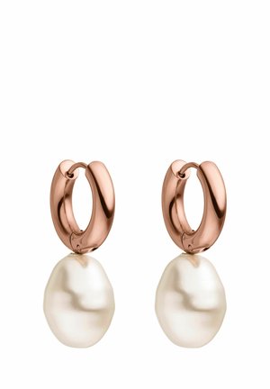 Boucles d'oreilles hoop en or rose avec des surfaces texturées, présentant une grande perle blanche en forme irrégulière pendante en bas.