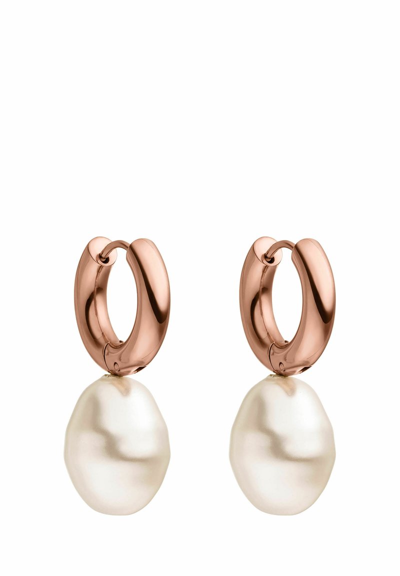 Roségoldene Creolen mit strukturierten Oberflächen, die an der Unterseite einen großen, unregelmäßig geformten weißen Perlenanhänger tragen.