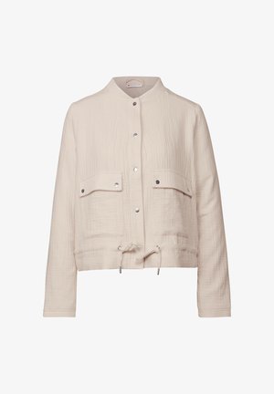 Chaqueta beige claro con una tela texturizada, que presenta un cuello alzado, dos bolsillos en el pecho y un dobladillo ajustable con cordón. Botones a presión plateados.