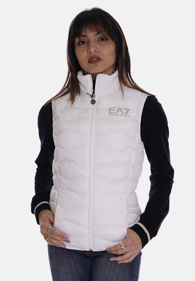 Gilet isolant blanc avec col haut, fermeture éclair et logo de marque. Design matelassé texturé avec une finition lisse.