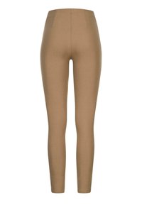 Barna leggings magas derékkal, sima, rugalmas anyagból készült. Feszes szabása van, további díszítések nélkül.