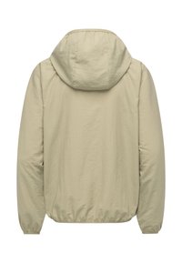 Šviesiai smėlio spalvos vėją sulaikanti striukė su kapišonu, elastiniais rankogaliais ir apačia. Medžiaga atrodo lygi su matinio paviršiaus ir minimalistiniu dizainu.