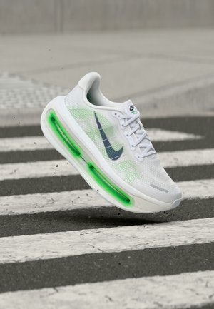 Nike Performance, VOMERO PREMIUM - Løbesko til landevejen - white/midnight navy/green spark/summit white/off white