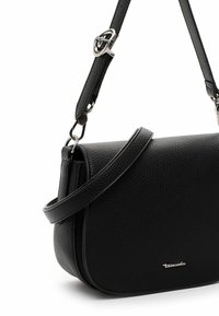 Schwarze, strukturiertes Leder Schultertasche mit geschwungener Form, verstellbarem Riemen und silbernen Beschlägen mit einem Logodetail.