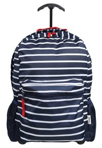 Mochila de ruedas a rayas azul marino y blanca con tiradores de cremallera rojos, bolsillo frontal, bolsillos laterales y un asa negra en forma de T.