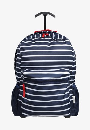 Sac à dos à roulettes rayé bleu marine et blanc avec des tirettes de fermeture éclair rouges, poche avant, poches latérales et une poignée en T noire.