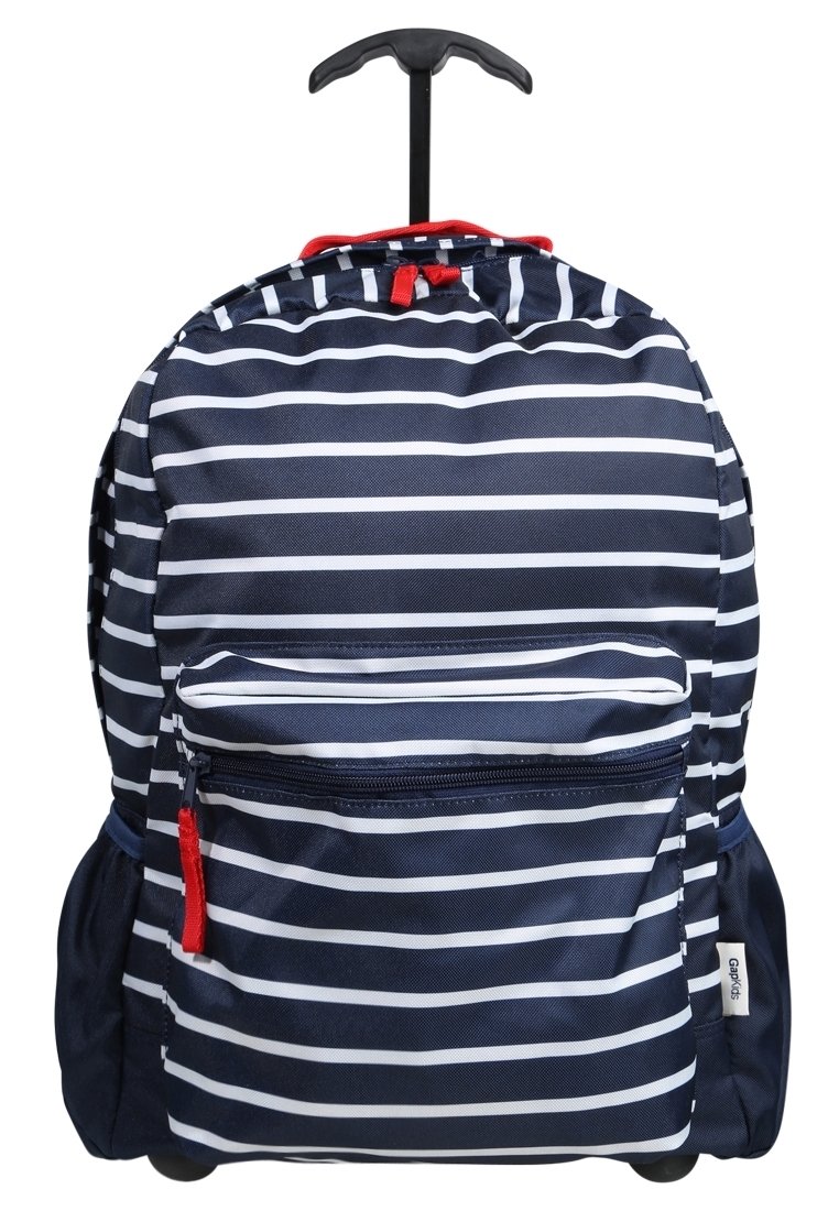 Mochila de ruedas a rayas azul marino y blanca con tiradores de cremallera rojos, bolsillo frontal, bolsillos laterales y un asa negra en forma de T.