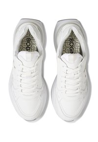 Weiße Sportschuhe mit elegantem Design, glattem synthetischem Obermaterial, Schnürverschluss, gepolsterter Sohle und gemustertem Innensohle.