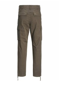 Pantaloni cargo de culoare verde măsliniu, fabricați dintr-un material rezistent. Dispun de două buzunare laterale, două buzunare la spate și manșete cu șnur ajustabil.