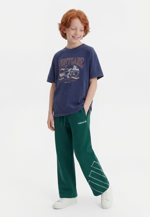 adidas Originals LOOSE BLOCKED PANTS JUNIOR UNISEX - Spodnji deli trenirk - collegiate green
