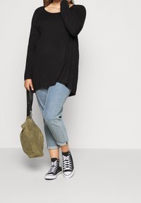 Even&Odd Curvy Stickad tröja - black