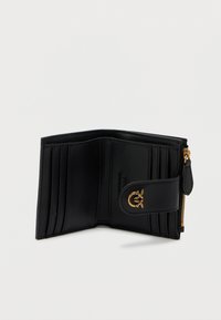 Crna kožna novčanica s više utora za kartice, zatvorenim odjeljkom i zlatnim dodatcima, s logom na kopči.