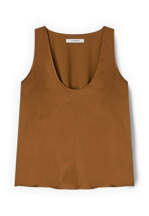 Brązowy top bez rękawów z okrągłym dekoltem, wykonany z gładkiego materiału, z małą metką marki wewnątrz kołnierza.