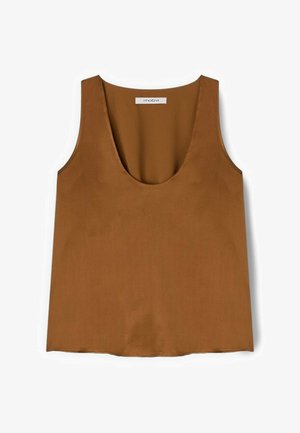 Brązowy top bez rękawów z okrągłym dekoltem, wykonany z gładkiego materiału, z małą metką marki wewnątrz kołnierza.