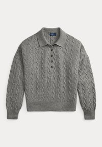 Pull gris à manches longues en maille torsadée avec un col, une patte de boutonnage à quatre boutons, des poignets et un bas côtelés, posé à plat sur un fond blanc.