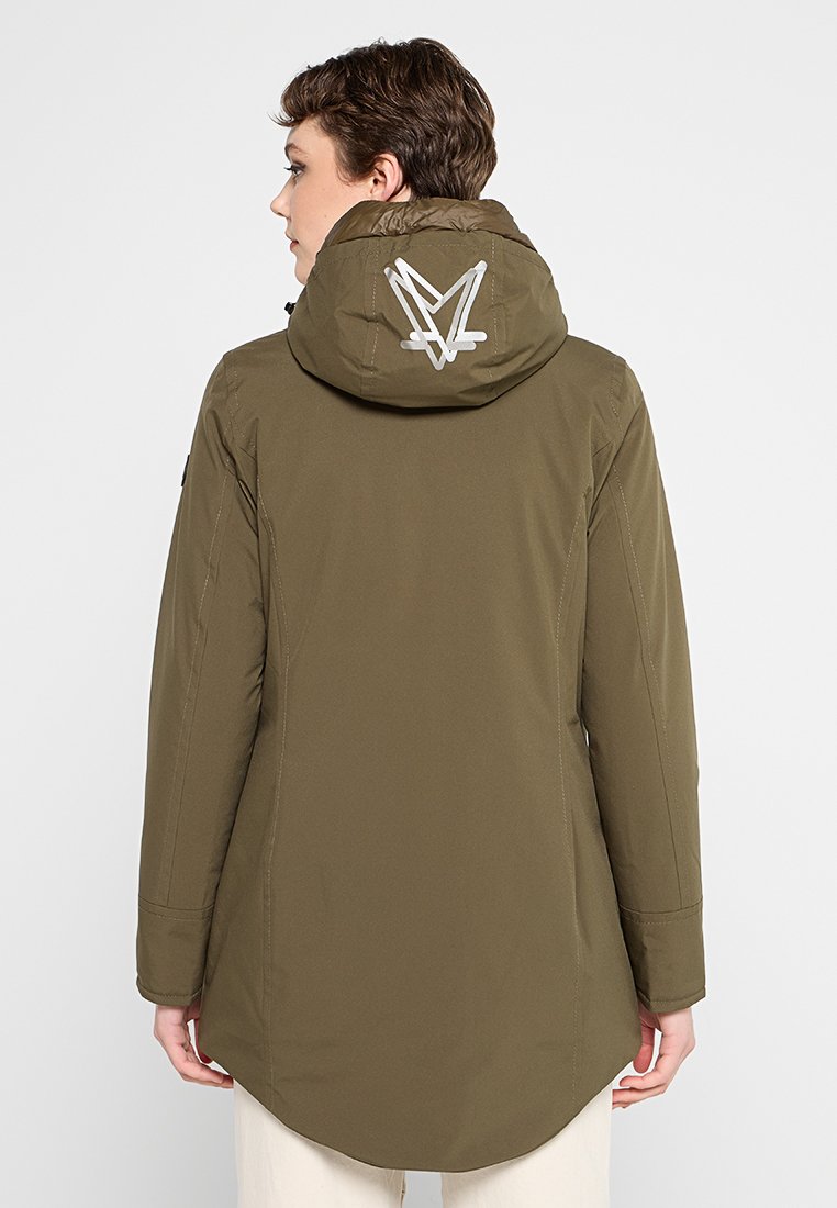 Veste imperméable vert olive avec capuche, présentant un logo réfléchissant au dos et un ourlet légèrement allongé. Texture lisse, design pratique.