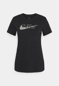 Svart bomull t-shirt med korta ärmar och rund hals, med en stor grå Nike-logotyp på framsidan. Slät textur och standard passform.