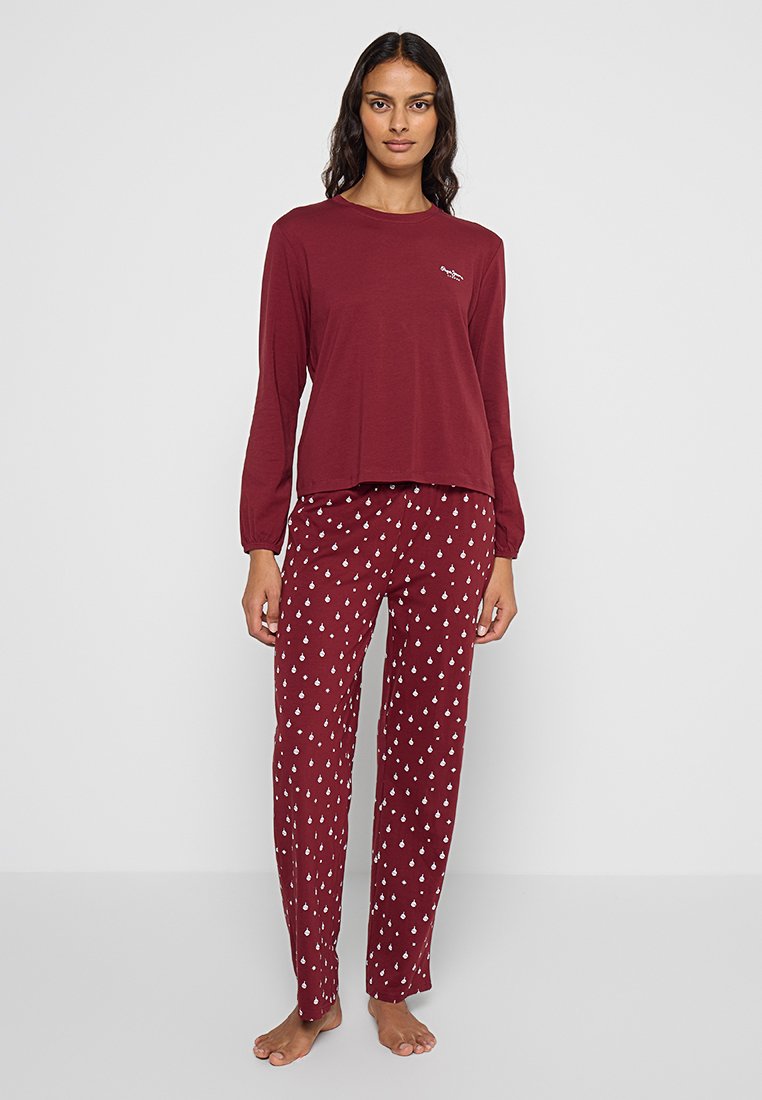 Bordeaux pyjamastel met een lange mouw top en geprinte broek. De top heeft een losse snit, terwijl de broek een taille met trekkoord en kleine prints heeft.