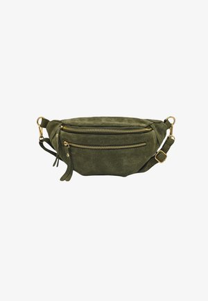 Sac banane en daim vert olive avec deux poches zippées, quincaillerie dorée, sangle réglable et accents en frange. Texture douce et forme courbée.