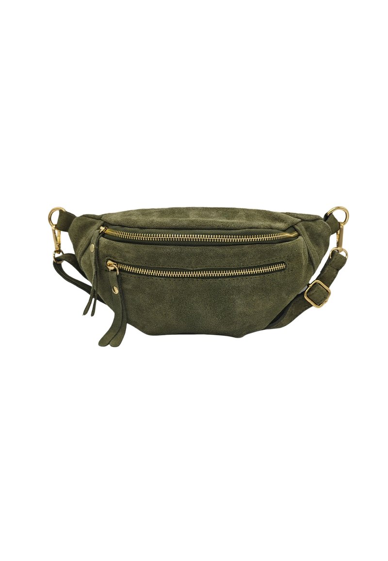 Sac banane en daim vert olive avec deux poches zippées, quincaillerie dorée, sangle réglable et accents en frange. Texture douce et forme courbée.