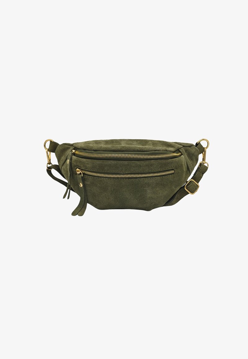 Sac banane en daim vert olive avec deux poches zippées, quincaillerie dorée, sangle réglable et accents en frange. Texture douce et forme courbée.