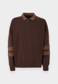 Καφέ πουλόβερ με γιακά, με ανοιχτότερες καφέ λεπτομέρειες στους ώμους και τρεις οριζόντιες ρίγες στα μανίκια.