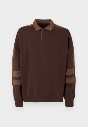 Brun genser med krage, med lysere brune detaljer på skuldrene og tre horisontale stripede detaljer på ermene.