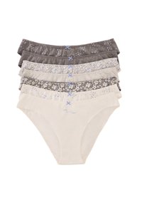 Vijf paar damesondergoed in verschillende kleuren: donkergrijs, lichtgrijs, beige en met bloemenpatronen. Voorzien van rimpelige taillebanden en accenten.