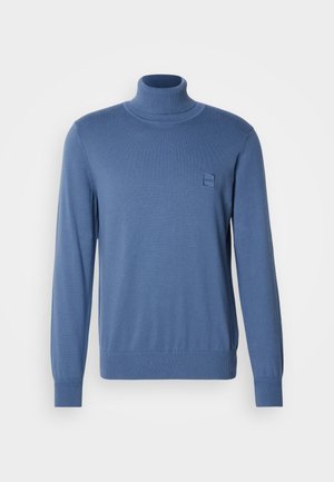 Μπλε λαιμόκοψη πουλόβερ από λεπτό ύφασμα, με εφαρμοστή γραμμή, μακριά μανίκια και μικρή λογότυπη ετικέτα στο στήθος.