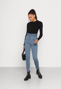 Vero Moda VMEVA LOOSE PAPERBAG PANT - Calças - china blue