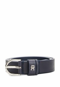 Ceinture en cuir bleu marine avec une boucle en argent poli, présentant un accent cousu et un détail de logo sur la sangle.