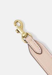 Fasă din piele de un roz deschis cu margini contrastante maronii, având un închizător din metal aurit și accesorii pentru o fixare sigură.