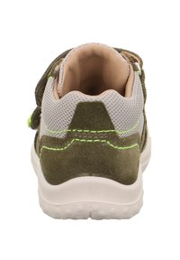 Grüne Wildledersneaker mit Mesh-Akzenten, gepolstertem Schaft, weißer Gummisohle und neongrüner Naht an der Ferse und den Seiten.