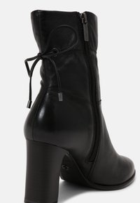 Tamaris Kotníkové boty - black