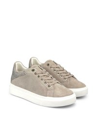 Beżowe zamszowe sneakersy z białymi gumowymi podeszwami, z metalowymi oczkami i teksturowanym akcentem z brokatem na pięcie.