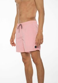 Roze zwemshorts met een elastische tailleband, verstelbare trekkoord, zijzakken en een klein logopatch aan de linkerkant.