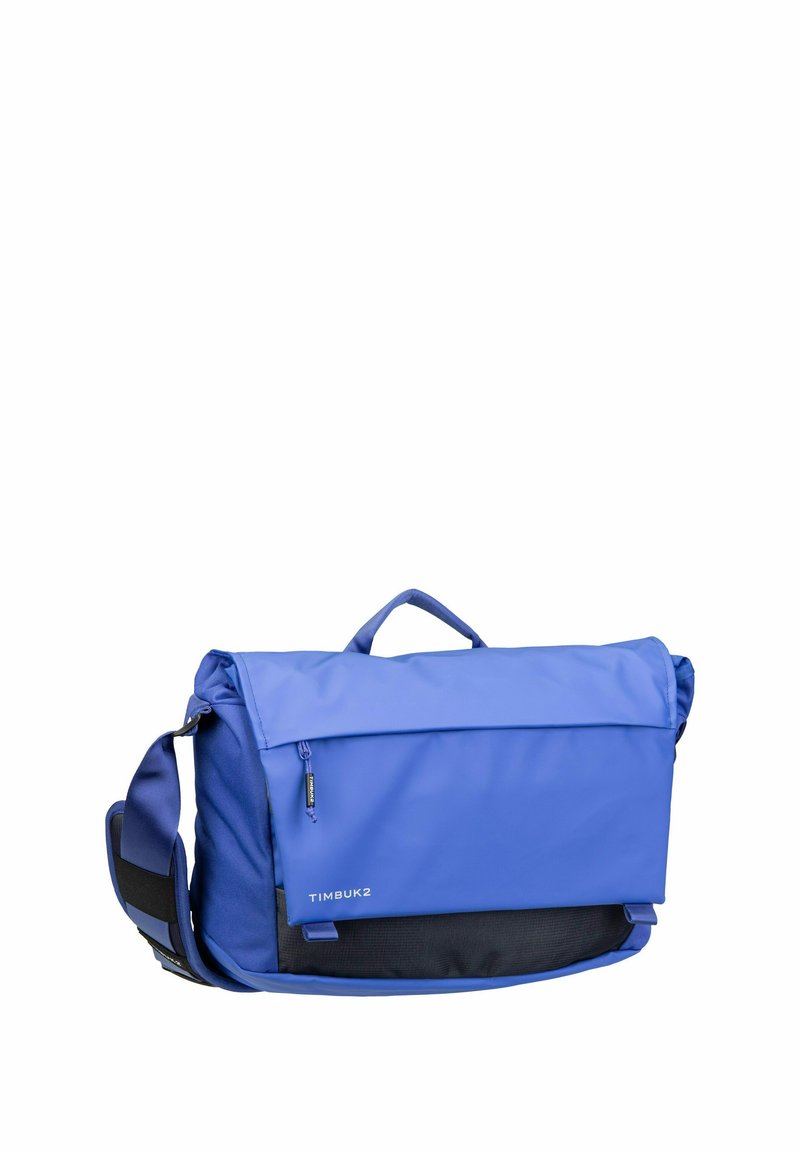 Blaue Timbuk2 Messenger-Tasche mit verstellbarem Schultergurt, vorderer Reißverschlusstasche und gepolsterter Klappenverschluss.