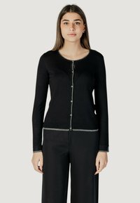Cardigan nero a maniche lunghe con scollo rotondo, rifiniture argento lungo i bordi e bottoni, e una silhouette aderente. Tessuto a maglia liscia.