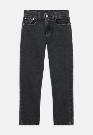 Jeans de ganga pretos com um design clássico de perna reta, estilo de cinco bolsos e desbotamento subtil. Detalhes de metal na cintura.