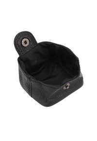 Schwarze Leder-Fangschale mit strukturiertem Äußeren, einem Stoffinnenraum und einem Druckverschluss an einer abgerundeten Klappe für eine sichere Aufbewahrung.