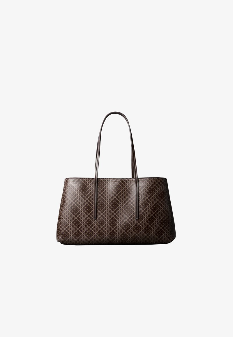 Sac à main en cuir marron foncé avec un subtil motif géométrique répétitif et deux fines bretelles longues sur fond blanc.