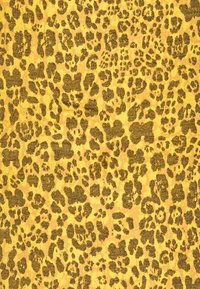 Tejido de estampado de leopardo con un fondo texturizado amarillo y manchas marrón oscuro de varios tamaños, creando un patrón audaz y dinámico.