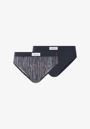 Zwei Paare Herrenunterhosen aus dunkelblauem Baumwollmaterial. Eine hat ein Muster aus vertikalen Streifen in Rot und Weiß, die andere ist einfarbig dunkelblau.
