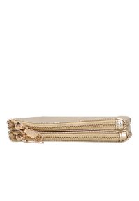 Cartera dorada con cremallera y un acabado metálico suave, que cuenta con dos compartimentos y herrajes en tono dorado, con detalles de costura visibles.