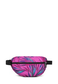 Marsupio in tessuto rosa acceso con design di foglie di palma nere, dotato di chiusura con zip e tracolla nera regolabile.