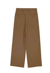Pantalones de pierna ancha en una tela marrón claro, con dos bolsillos traseros con cierre de botón y un acabado suave y texturizado.