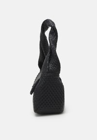 Musta kudottu laukku, jossa on teksturoitu pinta, kiertynyt kahva ja kompakti, jäsennelty muoto. Tyylikäs muotoilu.