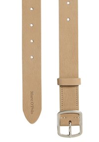 Tan leren riem met zilverkleurige metalen gespsluiting, voorzien van meerdere gaten voor een verstelbare pasvorm, een gladde textuur en subtiele merkembossing.