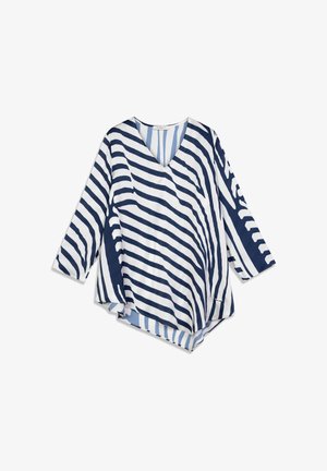 Blouse à col en V en tissu léger avec rayures bleues et blanches horizontales et verticales, manches trois-quarts et ourlet asymétrique.